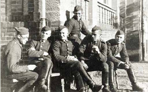 Władysław Siła-Nowicki (trzeci z prawej) z kolegami w Szkole Podchorążych Rezerwy Kawalerii, Grudziądz, 1935 r. Fot. archiwum rodziny Siła­Nowickich
