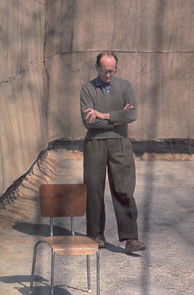 Adolf Eichmann w więzieniu Ayalon w Izraelu (domena publiczna)