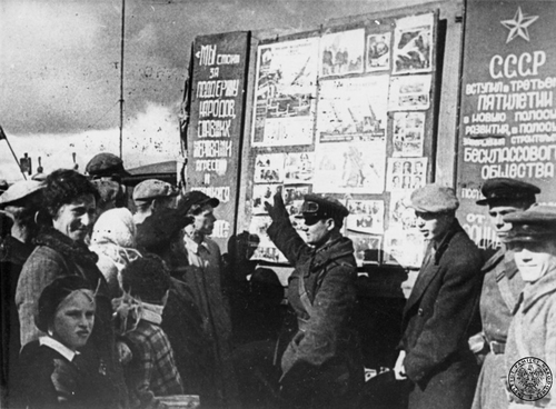 Wiec agitacyjny w czasie agresji ZSRS na Polskę we wrześniu 1939 r. Fot. AIPN