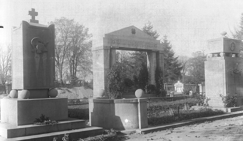 Grobowiec gen. Zygmunta Zielińskiego (z lewej) i grobowiec Rokitniańczyków (z prawej) na cmentarzu Rakowickim w Krakowie, październik 1928 r. Fot. NAC