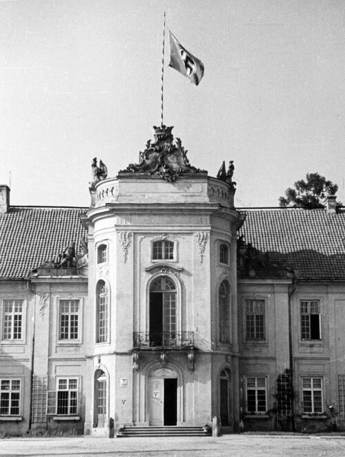 Radzyń Podlaski, pałac Potockich, lata okupacji niemieckiej podczas II wojny. Fragment fasady pałacu; na szczycie widoczna flaga III Rzeszy. Ze zbiorów Narodowego Archiwum Cyfrowego