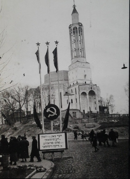 Kościół św. Rocha w Białymstoku z okresu okupacji sowieckiej (domena publiczna)