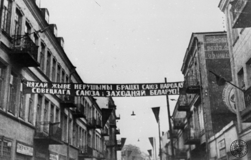 Transparent nad jedną z ulic w Białymstoku z napisem w języku rosyjskim, który po polsku znaczy: "Niech żyje nierozerwalny braterski zwiazek narodów Związku Sowieckiego i Zachodniej Białorusi", wrzesień 1939 r. Fot. AIPN