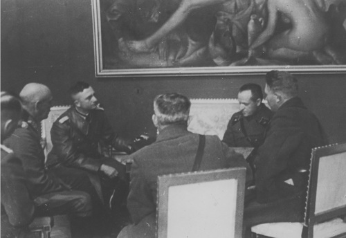 Spotkanie niemieckich i sowieckich oficerów w gmachu dotychczasowego urzędu wojewódzkiego w Białymstoku, 1939 r. Fot. NAC