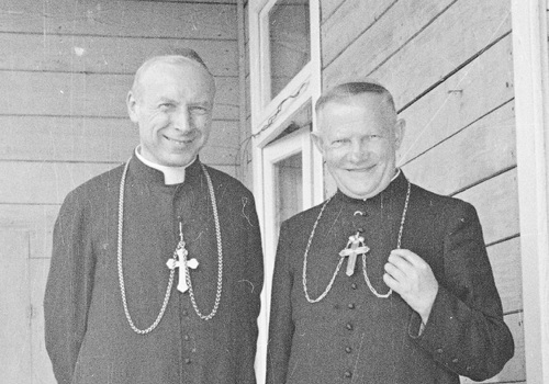 Na fotografii z 1956 r. obok prymasa Stefana Wyszyńskiego bp. Michał Klepacz (1893-1967), w czasie wojny więziony przez Niemców w Wyłkowyszkach, Szałtupiach i Prawieniszkach. Fot. NAC