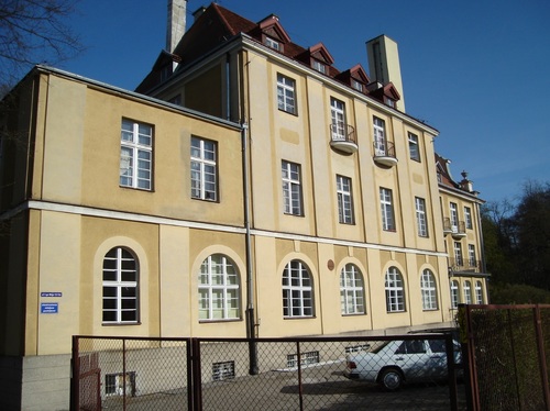 Druga siedziba Komendy Powiatowej MO w Sopocie, a później Szkoły Podoficerskiej KW MO z siedzibą w Sopocie,  ul. 1 Maja 12, stan obecny, fot. i ze zbiorów Krzysztofa Filipa