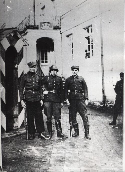 Kursanci I turnusu Szkoły Podoficerskiej KW MO Gdańsk w Sopocie, jesień 1945 r. Z archiwum IPN.