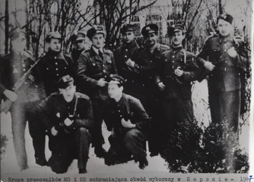 Grupa funkcjonariuszy MO i UBP ochraniających obwód wyborczy w Sopocie, wybory do Sejmu Ustawodawczego z 1947 r. Z archiwum IPN