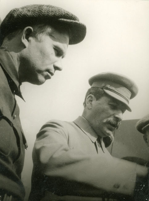 Józef Stalin i Nikita Chruszczow, Moskwa, 1932 rok. Dwóch mężczyzn - Stalin ma wąsy i czapkę typu wojskowego, Chruszczow jest gładko ogolony, a na głowie ma kaszkiet.