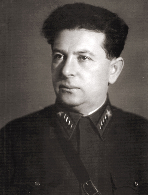Lew Mechlis, 1939 rok. Na zdjęciu jest młody mężczyzna, nieco pucułowaty, o czarnych, bujnych włosach, w mundurze sowieckiego funkcjonariusza (żołnierza).