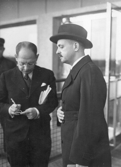 István Csáky (z prawej), przyszły (od grudnia 1938 r. do śmierci, tj. do stycznia 1941 r.) minister spraw zagranicznych Królestwa Węgier, udziela wywiadu redaktorowi IKC Henrykowi Lińskiemu podczas swojej wizyty w Polsce (jako dyrektora gabinetu szefa dyplomacji Węgier); październik 1938. Ze zbiorów Narodowego Archiwum Cyfrowego