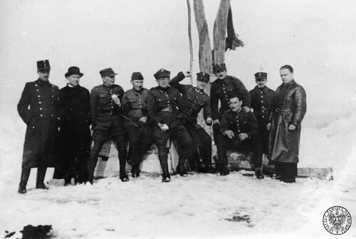 Grupa oficerów Wojska Polskiego internowanych po wojnie obronnej 1939 r. w obozie w Ujedörek-puszta (Węgry), luty 1940 r. Od lewej: kpt. Kelemam (węgierski komendant obozu), ks. mgr Żelechowski, kpt. Antoni Bardecki, por. dr Faliszewski, por. Poertygor (?), ppor. Nowarycz (?), Lorenz, ppor. Haydnik, ppor. Czesław Cichoszewski, Asc (Węgier). Odbitka przekazana przez Wandę Cichoszewską z Nowego Sącza, w czasie wojny nauczycielkę w szkole dla uchodźców polskich w Kadarkut (Węgry). Fot. z zasobu IPN