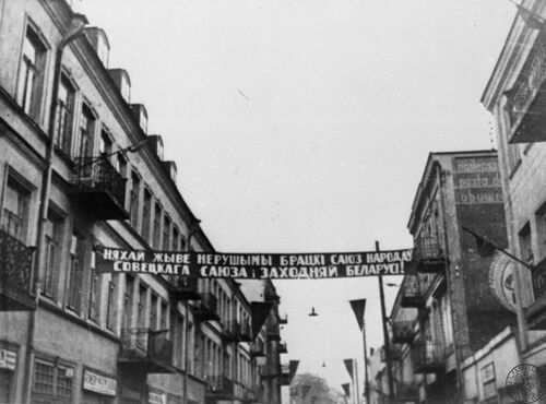 A banner over a street in Bialystok, September 1939 (Photo: IPN)