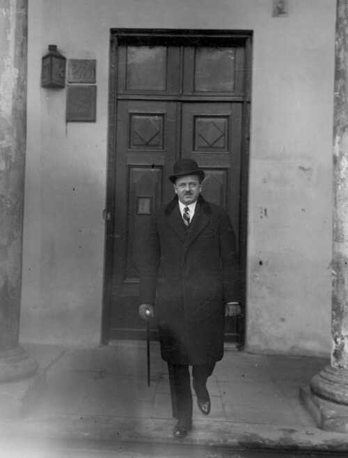 Prezydent komisaryczny na m.st. Warszawę Marian Zyndram-Kościałkowski wychodzi ze swego mieszkania w gmachu Teatru Wielkiego w Warszawie, 1934. Ze zbiorów Narodowego Archiwum Cyfrowego