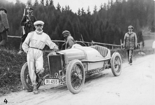 Wojciech Kołaczkowski przy swoim samochodzie podczas eliminacji do Mistrzostw Polski w automobiliźmie - wyścig samochodowy w Krzyżowej, czerwiec 1929 r. Fot. NAC