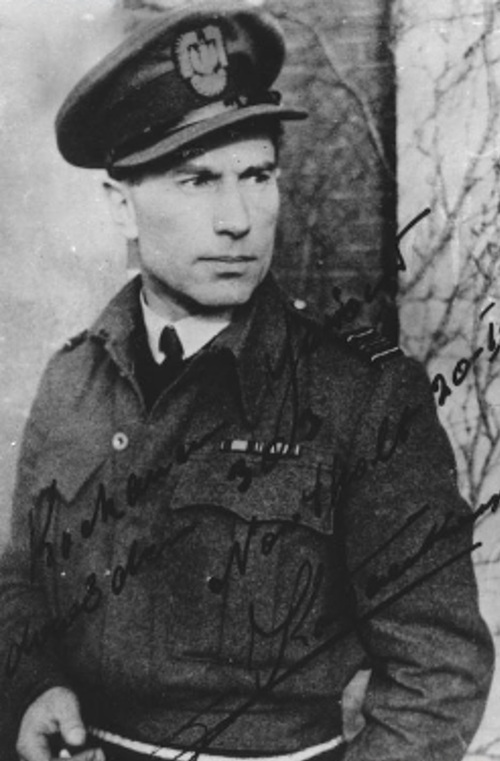 Wojciech Kołaczkowski w mundurze polskiego pilota na fotografii z okresu II wojny światowej