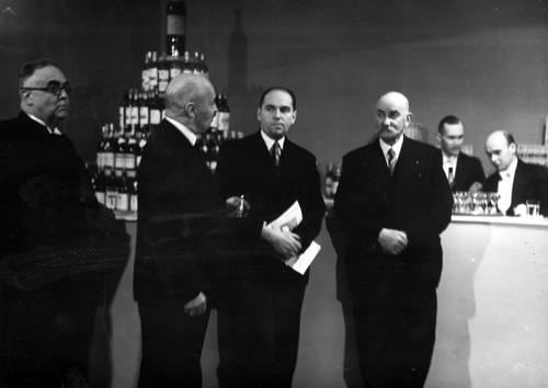 Michał Wierusz-Kowalski (2. z prawej) jako wiceminister Przemysłu i Handlu podczas otwarcia francuskiego salonu rolniczego w Warszawie, listopad 1938 r. Fot. NAC