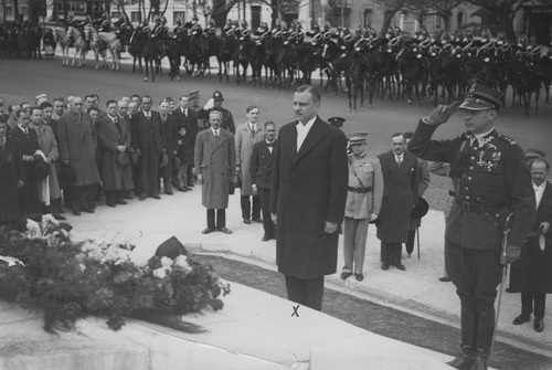 Poseł nadzwyczajny i minister pełnomocny Polski w Portugalii Karol Dubicz-Penther przed pomnikiem poległych w I wojnie światowej. Towarzyszy mu attache wojskowy Poselstwa RP w Portugalii Aleksander Karol Kędzior. Lizbona, 1937-1939 r. Fot. NAC