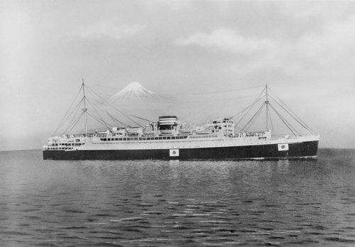 Statek „Kamakura Maru” na tle góry Fuji. Fot. z lat 1939-1941 (domena publiczna)