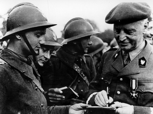 Pożegnanie Samodzielnej Brygady Strzelców Podhalańskich przed jej wyjazdem do Norwegii. Gen. Sikorski rozdaje autografy, kwiecień 1940 r. Fot. NAC