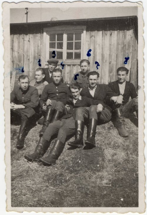 Partyzanci 5 Wileńskiej Brygady AK i BOA w Bobolicach, 1946 r.. Od lewej: Konstanty Wojciechowski "Ryś", Jerzy Lejkowski "Szpagat", Leon Smoleński "Zeus", Regina Mordas-Żylińska, Zdzisław Badocha "Żelazny", Jan Sokołowski "Orlik" i Edward Kokotko "Wrzos"