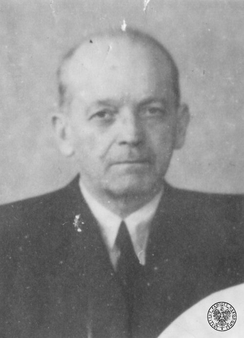 Bronisław Eljaszewicz, zdjęcie z lat po roku 1945. Na zdjęciu jest starszy, łysiejący mężczyzna w białej koszuli, krawacie i marynarce.