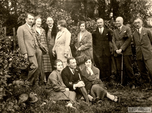 Jewhen Konowalec w towarzystwie rodziny i współpracowników, 1927 rok (pierwszy od lewej stoi Jewhen Konowalec, natomiast trzeci od prawej stoi Omelian Senyk)