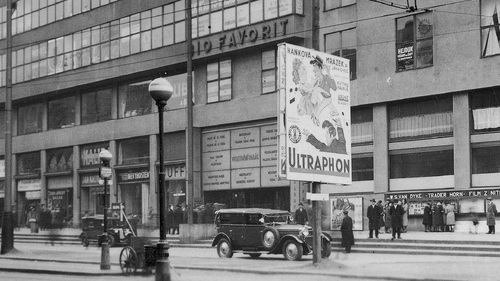 Jedna z ulic stolicy Czechosłowacji w marcu 1933 r. Budynek, w którym odbywały się Międzynarodowe Targi Praskie. Fot. NAC