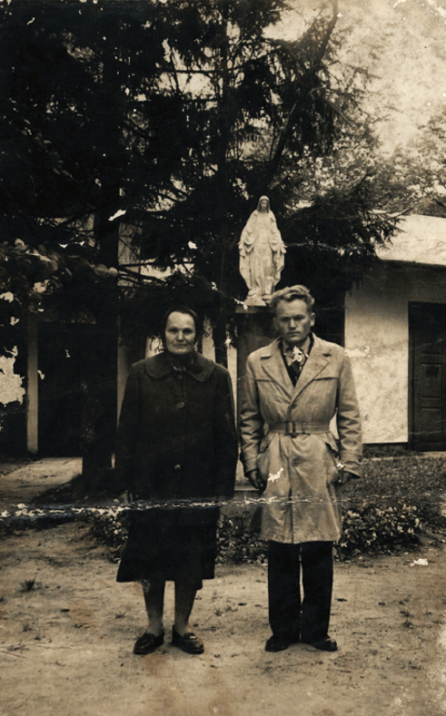 Lucjan Ronduda z matką Bronisławą, Niepokalanów, 1961 r. (fot. Ze zbiorów Jacka Rondudy)