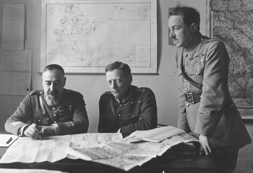Płk. Franciszka Kleeberga (w środku) w towarzystwie komendanta Wyższej Szkoły Wojennej, płk Louis Faury (z lewej) i mjr. Pilleganda (stoi z prawej), 1926 r. Fot. NAC
