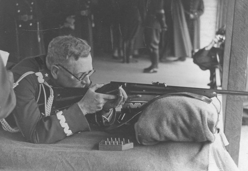 Generał brygady Franciszek Kleeberg oddaje honorowy strzał z karabinka sportowego - lata 30. Fot. NAC