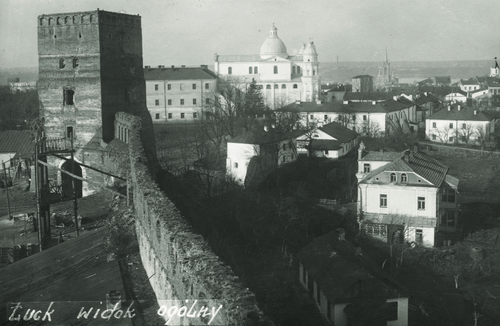 Łuck; widok na basztę zamkową i Stare Miasto, przed 1939 r. (fot. NAC)