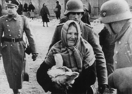 Przeszukanie na targowisku (fot. ze zbiorów IPN)