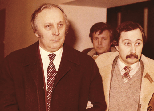 Bogdan Walewski (z lewej) po zatrzymaniu przez funkcjonariuszy SB (fot. IPN)