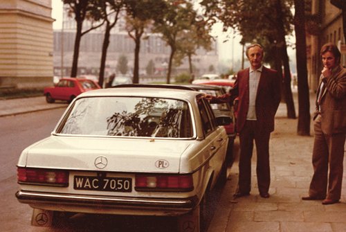 Bogdan Walewski w trakcie wizji lokalnej pozorujący wrzucenie materiałów szpiegowskich do samochodu Ambasady USA w Warszawie (fot. IPN)