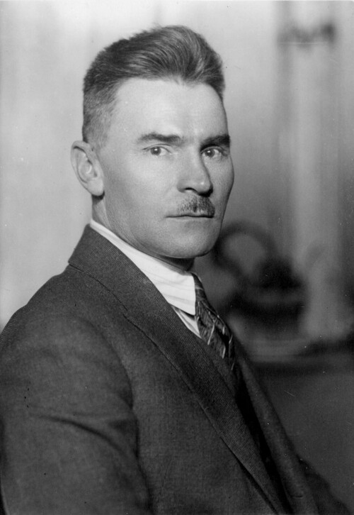 Jan Dąbski. Na zdjęciu jest stosunkowo jeszcze młody mężczyzna o czesanych do tyłu włosach, niedużych wąsach, ubrany w koszulę, krawat, kamizelkę i marynarkę.