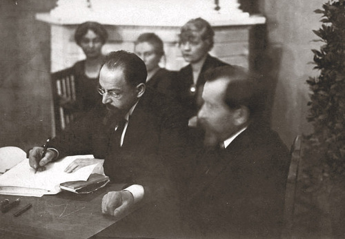 Adolf Joffe (w środku). Fot. Wikimedia Commons/domena publiczna