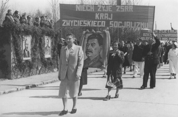 STALIN! STALIN! STALIN! Kult przywódcy Związku Sowieckiego w komunistycznej Polsce