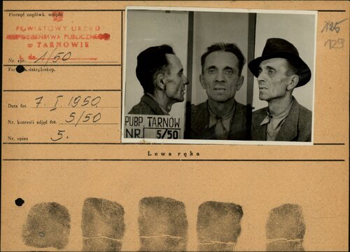 Karta śledcza Wojciecha Błasika, którego policja polityczna Bieruta sfotografowała tu już po pierwszych brutalnych przesłuchaniach „Walka”. Z zasobu IPN