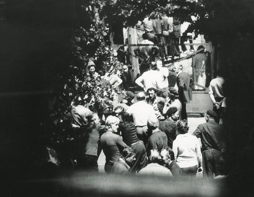 Zdjęcie uczestników protestu robotników w Radomiu wykonane przez SB z tzw. punktu zakrytego, 25 VI 1976 r. (fot. IPN)