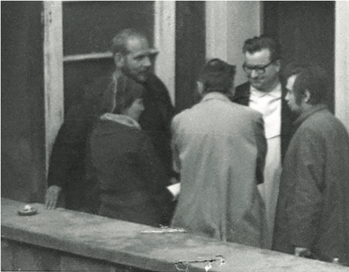Wykonane przez SB zdjęcie uczestników głodówki w kościele św. Marcina w Warszawie; od lewej: Bogusława Blajfer, Bohdan Cywiński, Tadeusz Mazowiecki (tyłem), o. Aleksander Hauke-Ligowski, NN, maj 1977 r. (fot. IPN)