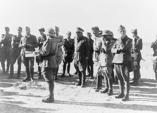 Grupa włoskich oficerów, w tym generałowie Gastone Gambara i Alessandro Piazzoni, niedaleko Tobruku jesienią 1941 r.