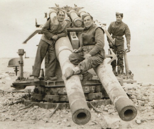Żołnierze Samodzielnej Brygady Strzelców Karpackich na włoskim dziale w pobliżu Tobruku. Fot. AIPN