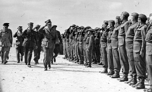 Naczelny Wódz gen. Władysław Sikorski wizytuje polskich żołnierzy w Tobruku, listopad 1941 r.