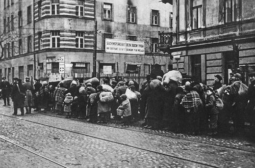 Przymusowe przesiedlenie ludności żydowskiej z mniejszych miast i osiedli w dystrykcie warszawskim do getta (ul. Leszno róg Żelaznej)