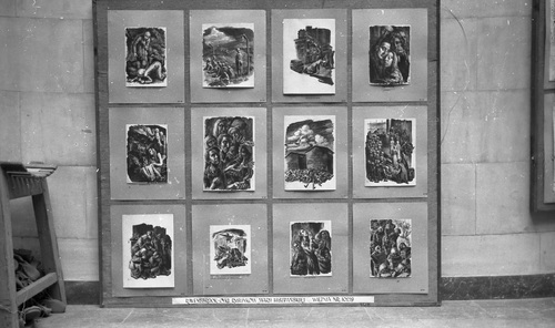 Tablica zawierająca 12 rysunków Marii Hiszpańskiej, więźnia Ravensbruck nr 1029, przedstawiających życie obozowe. Element wystawy "Zbrodnie niemieckie w Polsce 1939-1945" w Muzeum Narodowym w Warszawie, czerwiec 1946 r. Fot. AIPN