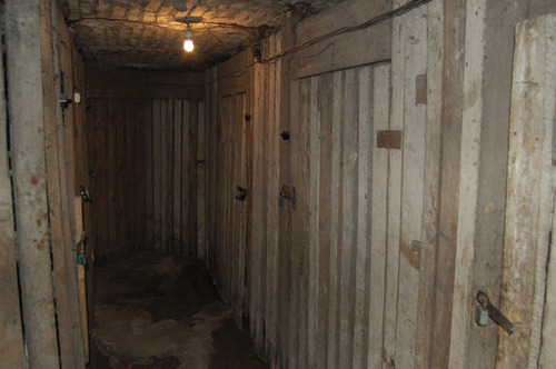 Piwnica (stan obecny) w zabudowie, w której swą pierwszą siedzibę miał białostocki WUBP, właśnie w piwnicy prowadzący - zbrodniczy - areszt. Fot. z zasobu Biura Poszukiwań i Identyfikacji IPN - portal „Śladami zbrodni” (https://slady.ipn.gov.pl/)