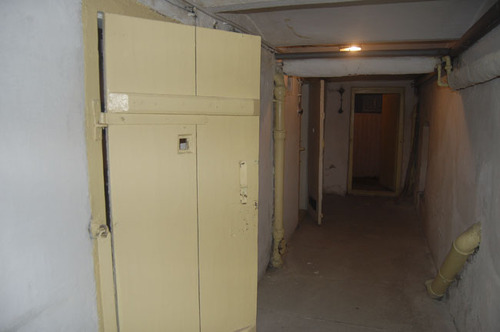 Dzisiejszy stan piwnicy zabudowy, w której była siedziba PUBP w Białymstoku. Fot. z zasobu Biura Poszukiwań i Identyfikacji IPN - portal „Śladami zbrodni” (https://slady.ipn.gov.pl/)