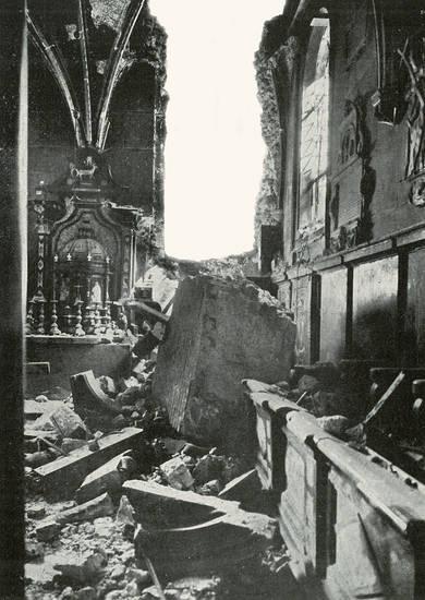 Kaplica Mariacka na Wawelu po zrzuceniu przez sowieckie lotnictwo bomby lotniczej na dziedziniec Stefana Batorego (1945)