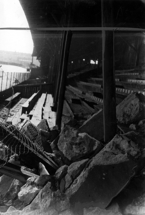 Zniszczenia na głównej trybunie stadionu Cracovii, na którą w 1939 r. spadła bomba lotnicza. Widok z 1940 r. Fot. NAC